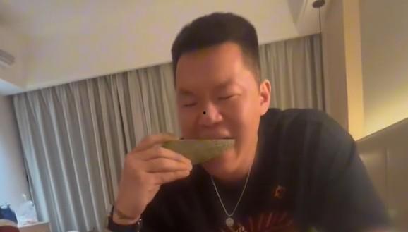 突然吃瓜的视频,揭秘“突然吃瓜”视频背后的热点事件