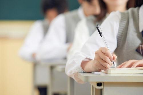 大学凉亭吃瓜事件,一场校园热议背后的真相与反思