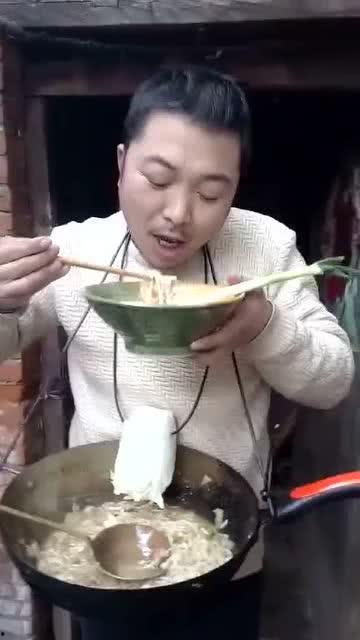 楼下吃瓜的视频,揭秘邻里八卦风云